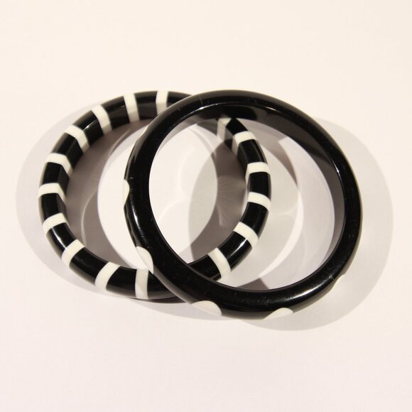 Vintage MOD Set 2 Black & White Polka Dot and Strip Lucite Bangle Bracelets - Picture 5 of 9